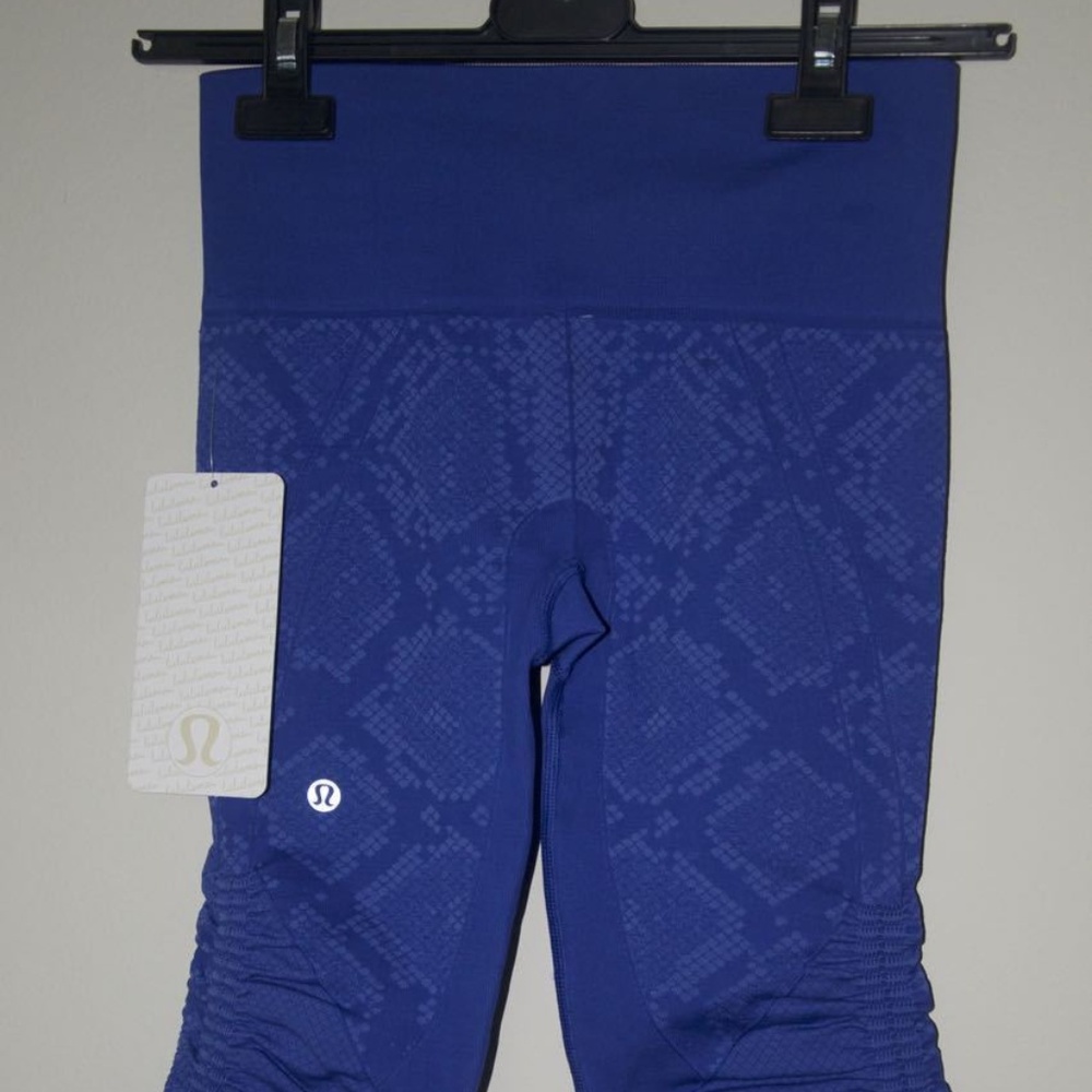 NWT LULULEMON In The Flow Crop II Snake Leggings